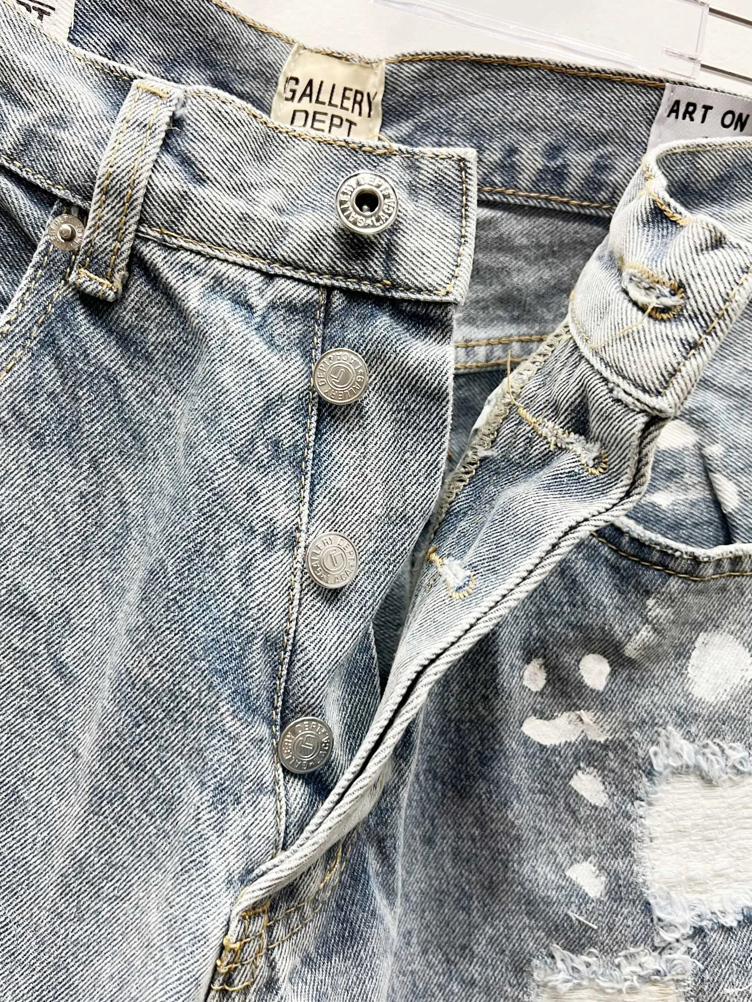 P250 Style number: (c063) GALLERY DEPT. Holes and random threads connected to denim bell-bottoms, washed and distressed spliced ​​jeans. GALLERY is attracted by these bell-bottoms. Whether it is a reset of Carhartt or Levis, it has created a strong brand style. Since these pants are modified from rare vintage, the production capacity is limited. Therefore, after many icons wore them, these pants were once hard to find. Later, perhaps due to the improvement of GD's business in the past two years and the expansion of production lines, the brand itself lowered the price, so I can't wait any longer for these pants this year and will definitely buy them. During the process of the denim washing plant, the owner of the washing plant helped introduce a boss who had worked for Levi's foundry and started his own business. This also paved the way for the following styles. Therefore, Levi's remodeled single product for the base plate is really familiar. Whether it is the fabrics supplied or the lathes used in production, there is nothing to choose from.  Color: blue Size: 28-30-32-34-36